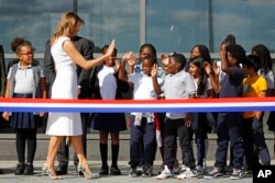 2019年9月19日第一夫人梅拉尼娅·特朗普出席了华盛顿纪念碑重新开放剪彩仪式，向华盛顿阿米顿博文小学学生问好。