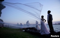 江蘇省蘇州市的年輕人在拍攝婚紗照。（2021年8月13日）