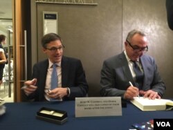 曾经担任负责东亚事务的美国助理国务卿的坎贝尔（右）签售新书 (美国之音莉雅拍摄)