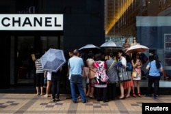 中国游客在香港金沙嘴购物区（2014年10月1日）