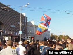 普京的支持者手举乌克兰东部分离势力旗帜不满去年9月莫斯科的反战游行。(美国之音白桦拍摄)