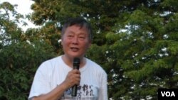 魏京生在纪念会上讲话 (美国之音申华拍摄)