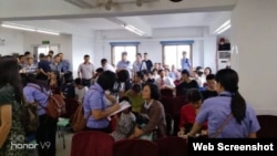 廣州聖經歸正教會在做禮拜時受到當局的衝擊騷擾。 （推特圖片）