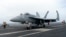 Самолет F-18E на полетной палубе авианосца USS Theodore Roosevelt во время трехдневных совместных военно-морских учений США, Японии и Южной Кореи в Восточно-Китайском море. 11 апреля 2024г. (AP Photo/Mari Yamaguchi)