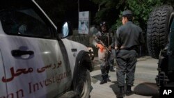 5月14日，阿富汗安全部队在喀布尔公园宫酒店遇袭现场展开调查。