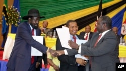 南蘇丹總統基爾（左）和反政府領導人馬查爾握手。 （資料照片）