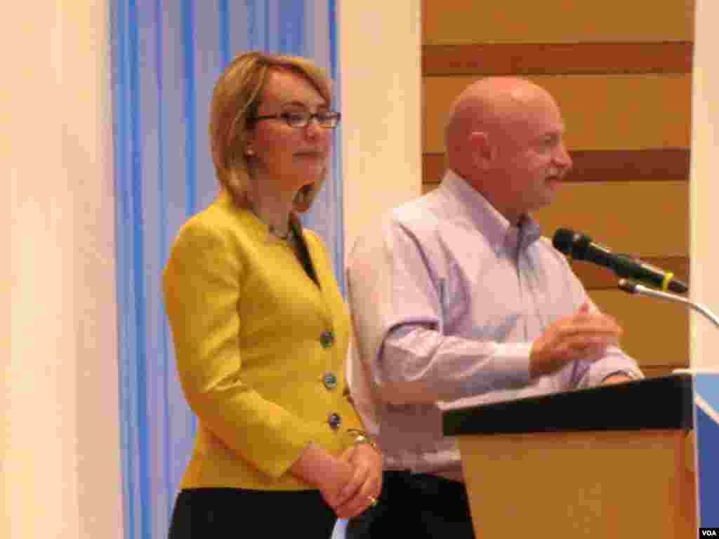 美国前众议员，枪击受害者吉福兹和丈夫谈枪支权利。（美国之音宁馨拍摄） 