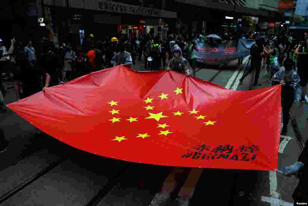 香港示威者展示一面形容中共政权如同纳粹的抗议旗帜。（2019年8月31日）