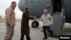 美國國防部長哈格爾（右）12月7日抵達喀布爾，受到美國駐阿富汗大使（中）的迎接