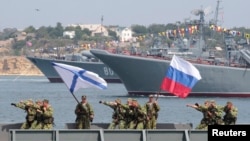 俄罗斯海军士兵在克里米亚的塞瓦斯托波尔港为庆祝海军节进行彩排（资料照片）