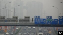 2012年6月6号北京高度空气污染的一天一个行人穿过一条主要公路上的天桥