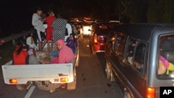 印尼民众担心海啸纷纷撤向地势高的地区