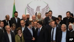 叙利亚反对派联盟主席哈提卜(中左)与希托(中右)握手