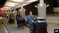 2017年1月6日，枪击事件发生后，佛州的劳德代尔堡机场星期六重新开放，乘客被允许离开机场。