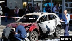 调查人员在对汽车爆炸事件进行调查（2016年7月20日）