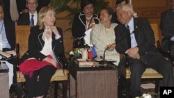 菲律賓外長羅薩里奧在東盟會議期間與美國國務卿克林頓會面。