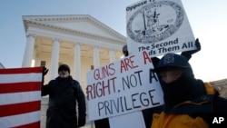 拥护枪支权利人在维吉尼亚里士满州议会大厦前示威。(2020年1月20日)