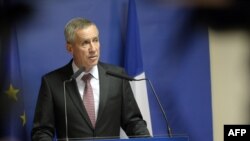 法国巴黎检察官莫林斯在记者会上就8月21日发生的列车袭击事件发表讲话。（2015年8月25日）