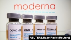 具有莫德納標識的新冠病毒疫苗。