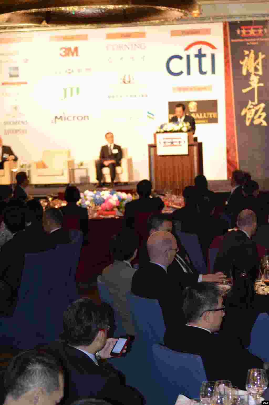 马英九讲话台下“低头族”（美国之音申华拍摄）