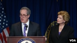 2014年5月23日，美国贸易代表弗罗曼（图左）和参议员斯戴比诺与媒体见面。（美国之音赵江拍摄）