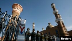 拥有防暴装备的武警把守乌鲁木齐市中心的清真寺门口