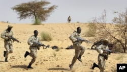 Dakarun mali suna atisaye a karkashin horon dakarun Amurka a Timbuktu a ranar 18 ga watan Maris din shekarar 2004, file photo. Malian soldiers 