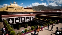 拉萨大昭寺,屋顶上有中国游客。（2016年9月10日）