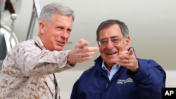 Командующий силами США в Африке генерал Томас Вальдхаузер (слева)