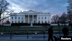 2015年1月20日穿制服的特勤处巡逻人员在华盛顿白宫前