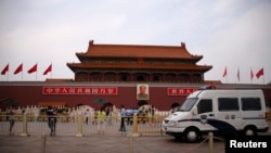 2014年6月4日，作为中国政治象征的天安门，门前有警车。
