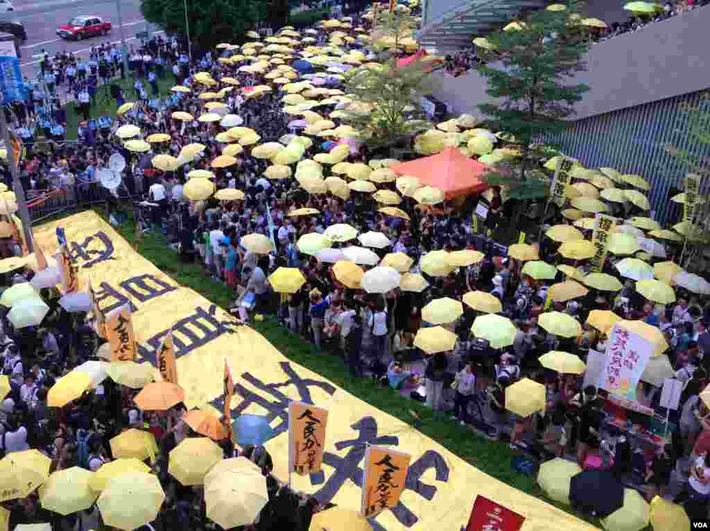 港人重返政總紀念雨傘運動一周年（美國之音海彥拍攝） 