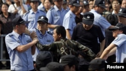 警方人員星期六在浙江省寧波市逮捕抗議計劃擴建化工廠的示威者