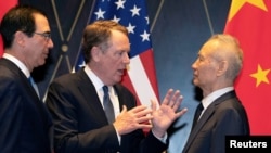 美国贸易代表莱特希泽和财政部长姆努钦 2019年7月31日在上海与中国副总理刘鹤交谈。