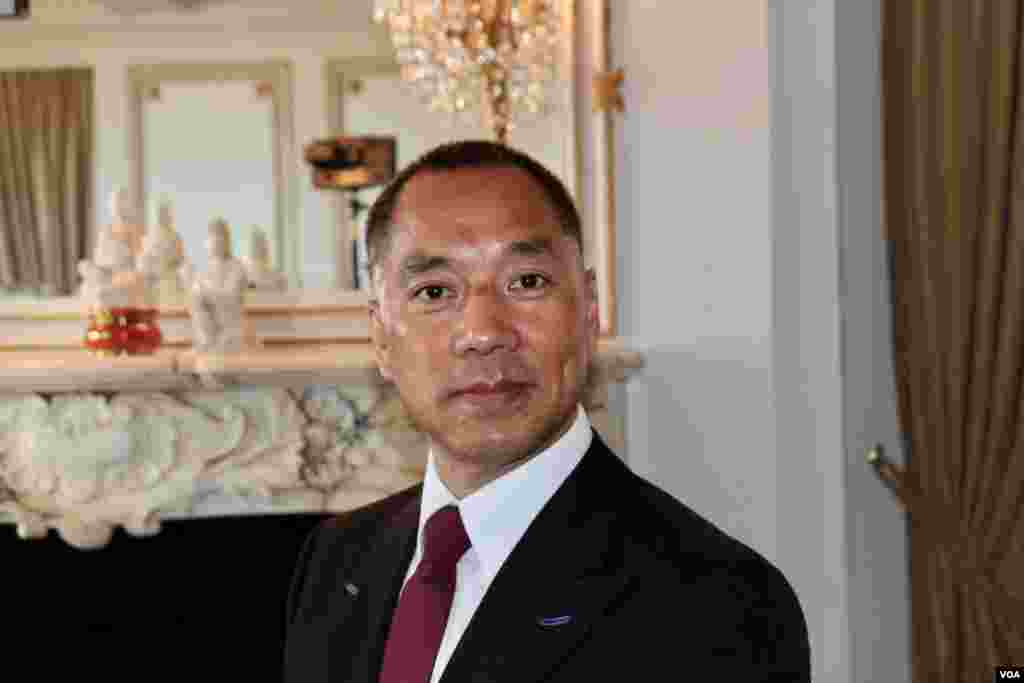 流亡美国的中国富豪郭文贵在位于纽约第五大道的住所内（2017年4月19日，美国之音东方拍摄）。郭文贵的视频言论在中国内外广受关注。尽管中国当局严密封锁，但仍有大批中国网民通过翻墙软件收听收看有人所称的每晚&ldquo;郭闻联播&rdquo;，或者通过其他媒体了解其内容。