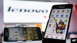2013年9月联想展示的智能手机（资料照片）