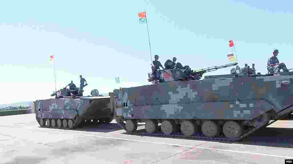 中国南海舰队的海军陆战队在离莫斯科1800多公里远的里海岸边的演习场。