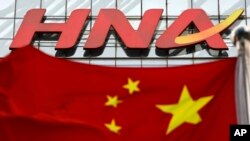 资料照：中国国旗在北京海航集团办公大楼前飘扬。