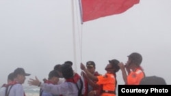 台国安会秘书长胡为真等高官视察南沙群岛，登上太平岛外的中洲礁升旗宣示主权 (台湾国安会提供图)