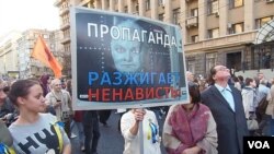 9月21日莫斯科和平大游行中，一名示威者手举标语抨击官方宣传在煽动仇恨。(美国之音白桦 拍摄)