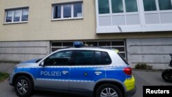 警方在疑犯住宅外守衛著