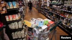 Тележка c покупками в супермаркете на Манхэттене, Нью-Йорк, США (архивное фото)