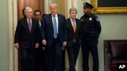 特朗普總統與參議院多數黨領袖麥康奈爾同行（2020年3月10日）。