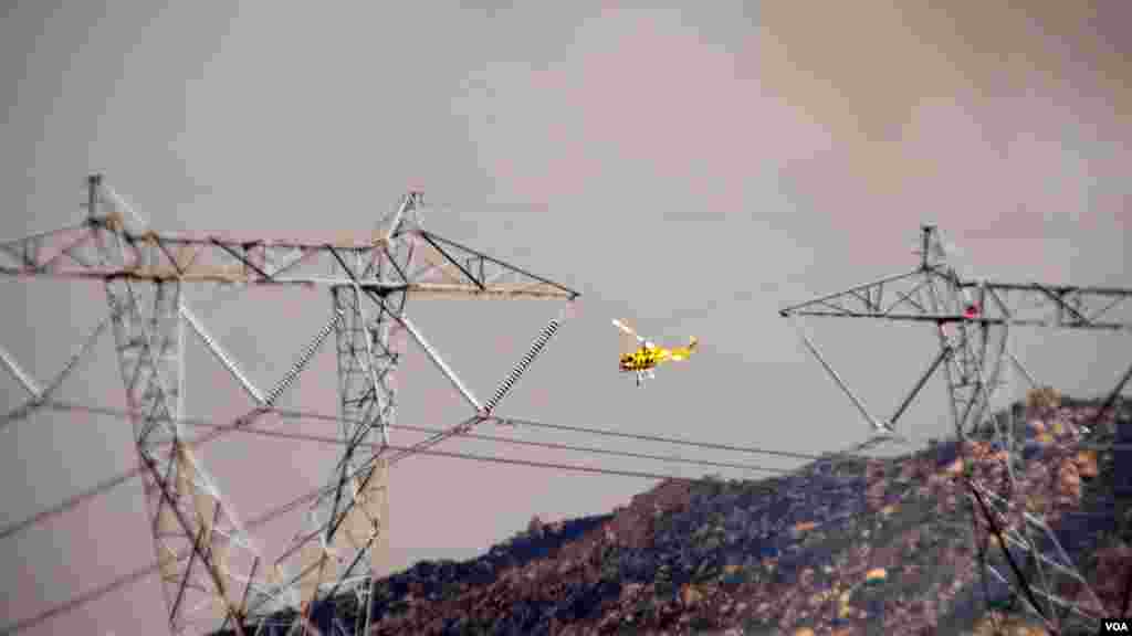 部分山区的输电线路被焚，抢修工作星期天已开始（美国之音国符拍摄）