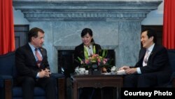 罗伊斯与马英九2月20日在台湾总统府举行会谈（台湾总统府提供）