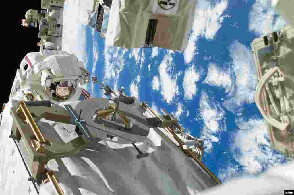 美國宇航員太空作業，修理國際太空站的水泵。