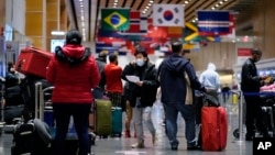 美国麻省波士顿的洛根机场挤满旅行者。(2021年12月21日)