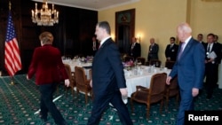 2015年2月7日，乌克兰总统波罗申科（中）、美国副总统拜登（右）和德国总理默克尔在德国慕尼黑参加第51次慕尼黑安全会议。