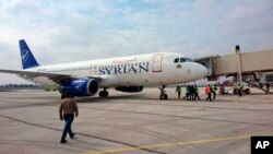 敘利亞一家商業飛機抵達阿勒頗機場。（2020年2月19日）