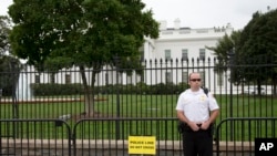 一名美国特勤局工作人员在白宫前守卫(资料图片)